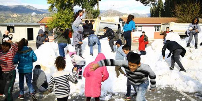 �lkokul ��rencileri okul bah�esine ta��nan karla sevindi