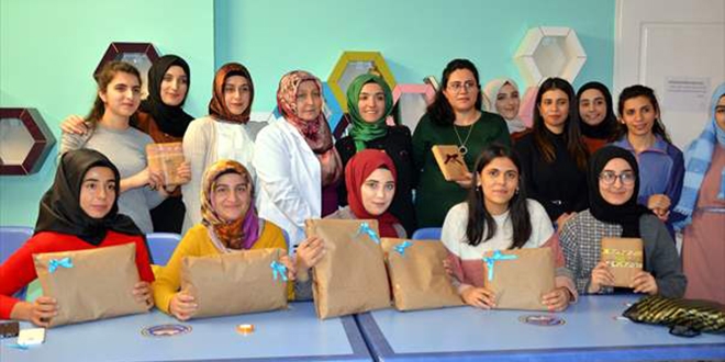 Üniversiteli öğrencileri güvenlik güçleri için atkı ve bere ördü