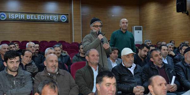 Muhtarın dil sürçmesi valiyi ve salondakileri güldürdü