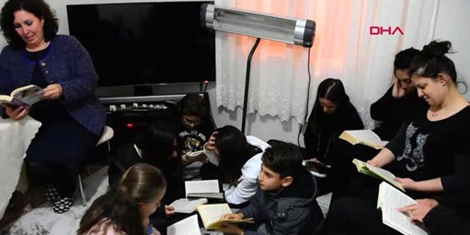 TV ve telefonları kapatıp 63 dakika kitap okuyorlar