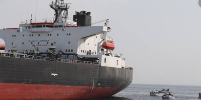 Balıkçı teknesi ile tanker çarpıştı: 3 kişi kayıp
