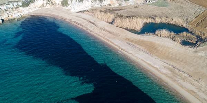 Muhtarn sit alan koydan izinsiz ald kumlar alnd yere getirildi