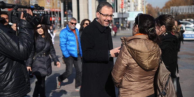 Bakan Kasapoğlu, Gazeteciler Günü'nde muhabir oldu, sokağa çıktı