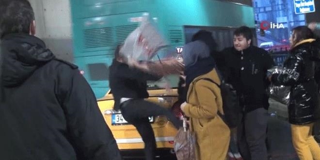 Taksici ile kadın turistin şemsiye ve tekmeli kavgası