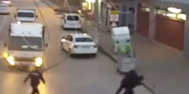 Jandarma yolun karşısına geçmek isteyen yaşlı adamı sırtında taşıdı