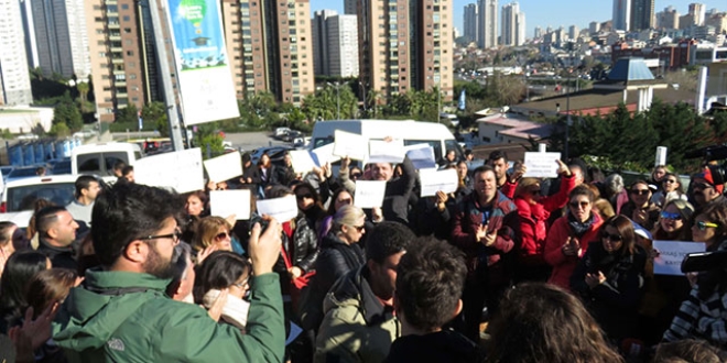 Do�a Koleji �n�nde velilerden ��retmenler i�in eylem