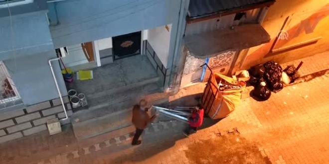 Kağıt toplayan çocuğa bir kişinin yardım etmesi kamerada