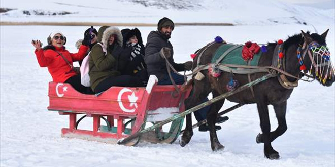 Turistler buz tutan ��ld�r G�l�'nde atl� k�zak keyfi ya��yor