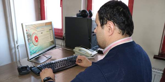 Adliyenin doğuştan görme engelli santral memuru