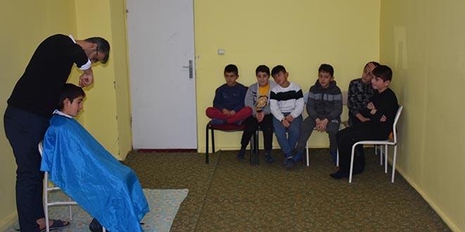 Köy okulunun hem öğretmeni hem de kuaförü