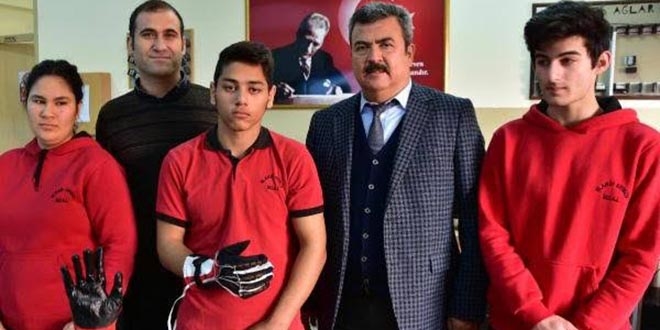 Meslek lisesi öğrencilerinden biyonik el