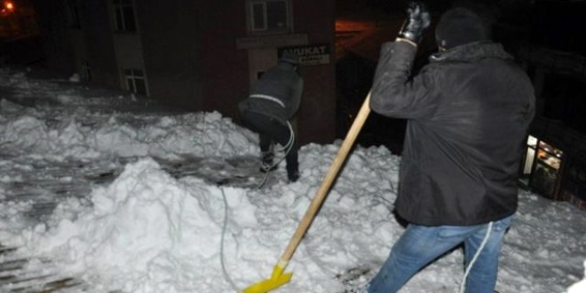 Eksi 20 derecede 50 TL için çatı temizliyorlar