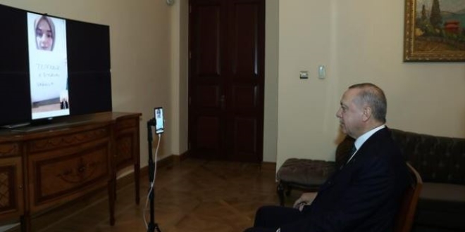 Erdoğan, bilgi yarışmasına katılan Gülsüm'le görüştü