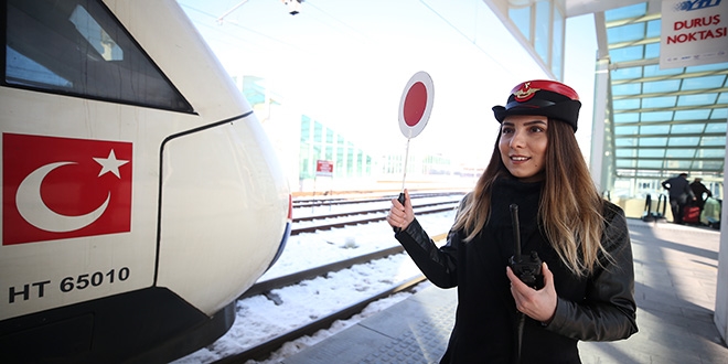 Kad�n hareket memuru yolcular� sevdiklerine kavu�turuyor