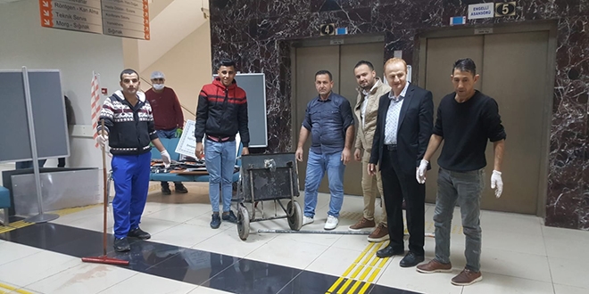 Mesai saatleri dışında çalıştıkları hastaneyi boyadılar