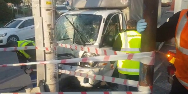 Bağcılar'da iki araç kaza yaptı, tramvay seferleri durdu