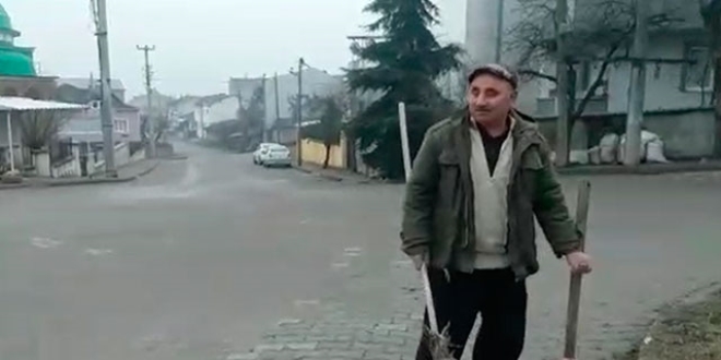 Her sabah gönüllü olarak sokakları temizilyor