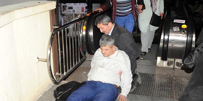 Yürüyen merdivene ceketini kaptıran kişi için seferber oldular