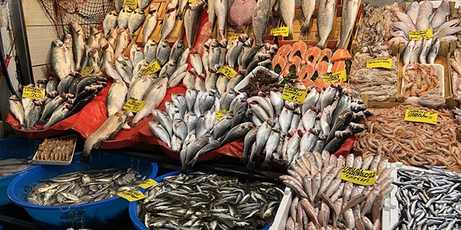 Deniz suyu sıcaklığı düştü; balık tezgahları doldu,taştı