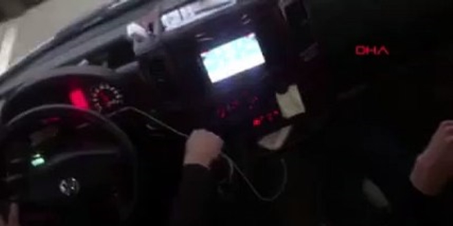 Seyir halindeyken okey oynayan şoför tepki topladı