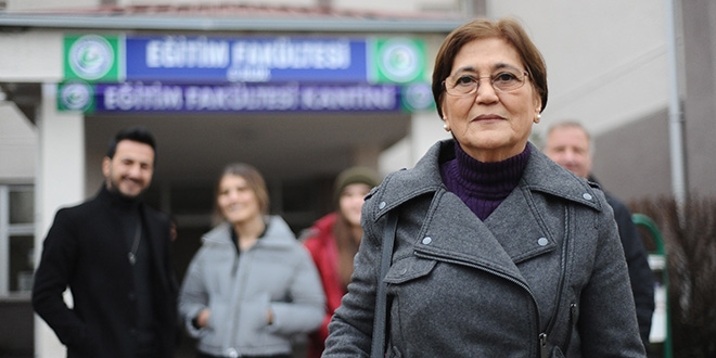 Emekli öğretmen, yeniden öğrenci oldu