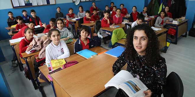 Zeynep öğretmen öğrencilerine ışık oluyor