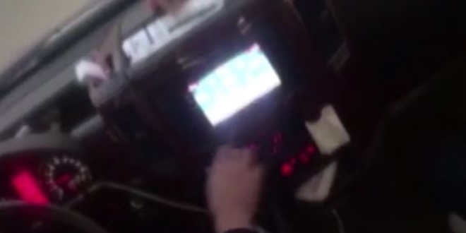 Minibüs şoförü seyir halinde okey oynadı