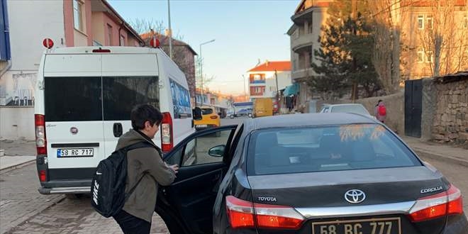 Sokak köpeklerinden korkan öğrencilere makam aracını tahsis etti