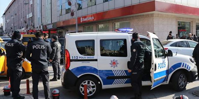 'Dur' ihtarına uymayan ehliyetsiz sürücü polise çarptı
