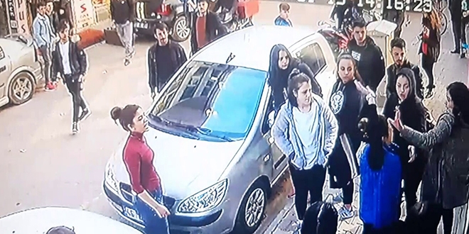 Genç kızı sokak ortasında öldüresiye dövdüler