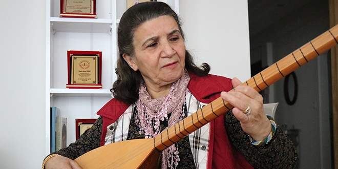 Emekli öğretmen, bakanlık onaylı tek kadın ozan oldu