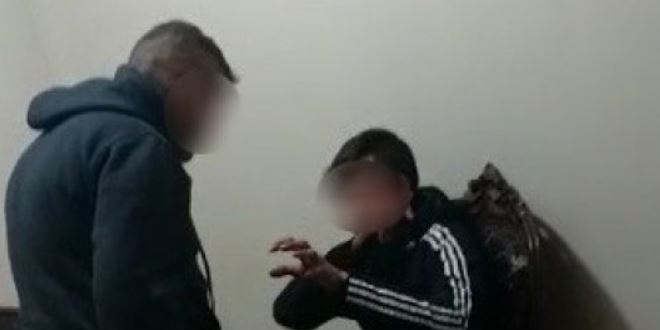 Arkadaşını bıçakla tehdit edip darbetme görüntüleri tepki topladı