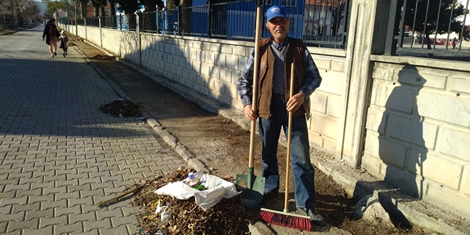 Mahallenin kaldırım ve yollarını anne ve babasının hayrı için temizliyor