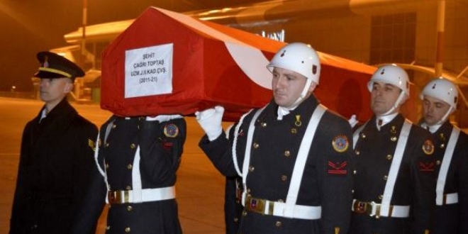 Şehit Uzman Çavuş'un naaşı Ankara'ya uğurlandı