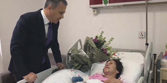 Vali Yerlikaya, çekiciden düşen kadını ziyaret etti