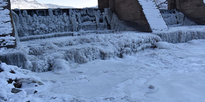 Kars'taki eski HES baraj gl yzeyi dondu