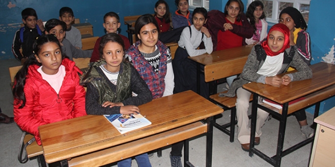 Karde�i i�in okulu b�rakt�, kazada �l�nce yeniden ba�lad�