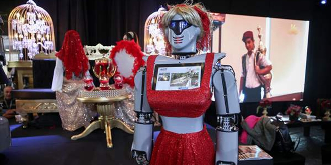 Konya'da üretilen robotlar kına gecelerinde de kullanılacak (Kına türküsü söylüyor)