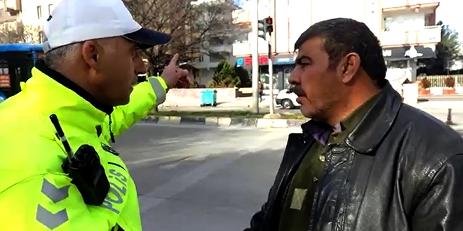 Kırmızı ışıkta geçen yayadan şaşırtan savunma