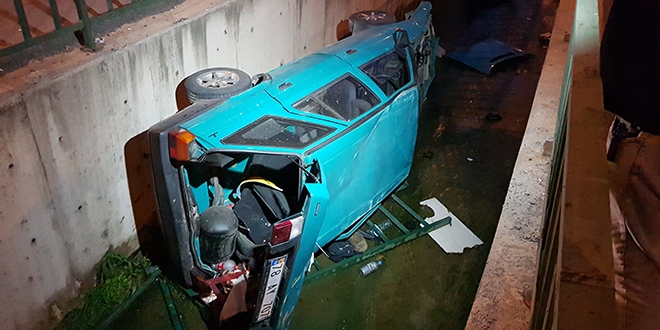 Viraja hızlı giren otomobil su kanalına böyle uçtu