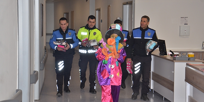 Hastanede tedavi gören öğrencilere polisten karne sürprizi