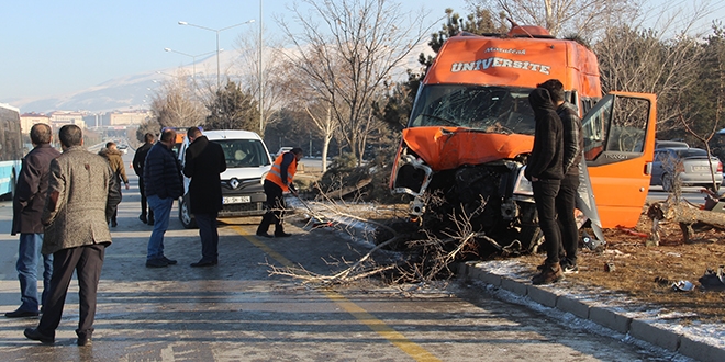 Makas atmak isterken minibüse çarptı: 11 yaralı