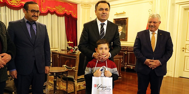 Vali Çakır 'bayrak sevdalısı' öğrenciyi makamında ağırladı