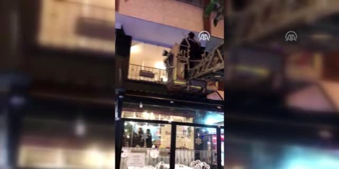 Polise de saldıran bıçaklı saldırgan hastanede öldü