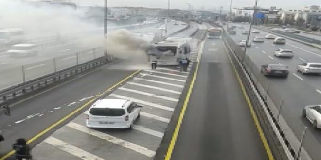 Metrobüs'te yangın! Seferler aksıyor