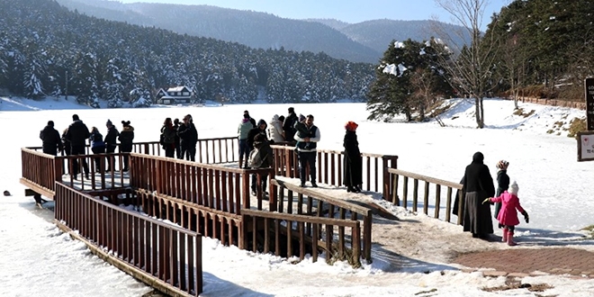 Gölcük Tabiat Parkı, ziyaretçi akınına uğradı