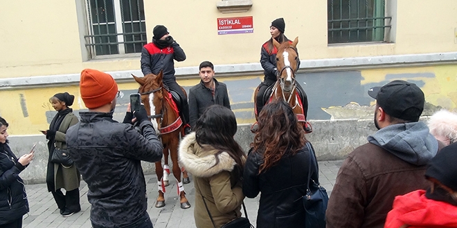 Atlı polislerin geçidi turistlerden büyük ilgi gördü