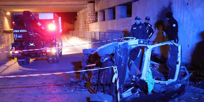Bolu'da takla atan otomobil istinat duvarına çarptı: 2 ölü