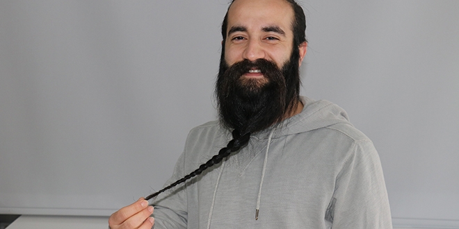 10 yıldır uzattığı sakalını satışa çıkardı