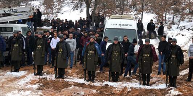 Askerler üşümesin diye montlarını giydirdiler